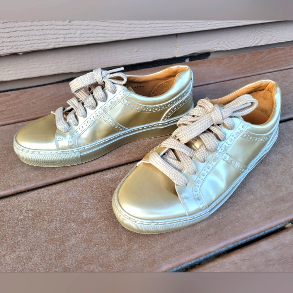 🌟Donald J Pliner Gold Metallic Sneaker🌟 Size 7 Excellent Conditon, LIKE NEW